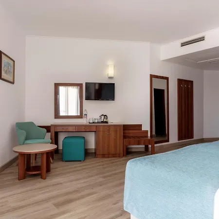 Alua Helios Bay 4* ابزور