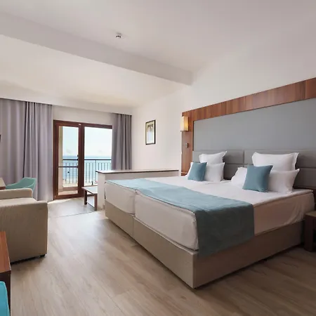 Alua Helios Bay Готель Обзор